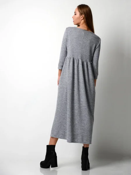 Joven hermosa mujer posando en nueva moda gris vestido de invierno cuerpo completo —  Fotos de Stock