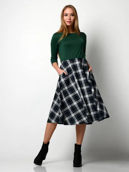 Giovane bella donna in posa in nuova gonna scozzese moda e camicetta verde corpo pieno — Foto Stock