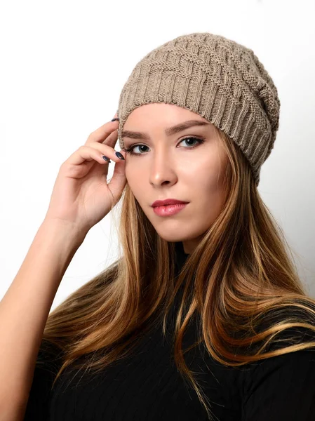 Portret van jonge mooie brunette vrouw poseren in grijze winter hoed — Stockfoto