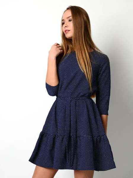 Jeune belle femme posant dans le nouveau modèle bleu mode robe d'hiver corps complet — Photo