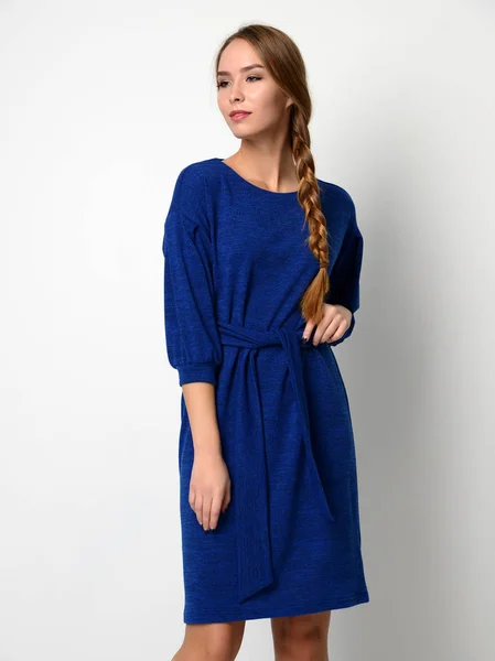 Jeune belle femme posant dans le nouveau modèle bleu mode robe d'hiver corps complet — Photo