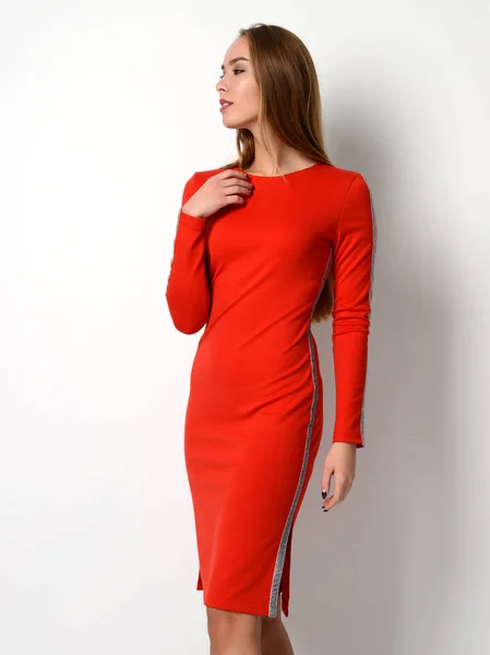 Młoda kobieta piękny pozowanie w nowej mody czerwony wzór zima dress — Zdjęcie stockowe