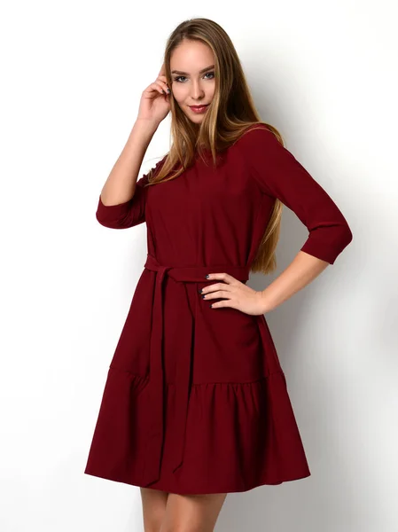 Jovem bela mulher posando na nova moda vestido de inverno padrão vermelho — Fotografia de Stock