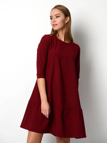 Νεαρή όμορφη γυναίκα, θέτοντας σε νέα μόδα κόκκινο μοτίβο φόρεμα χειμώνα — Φωτογραφία Αρχείου