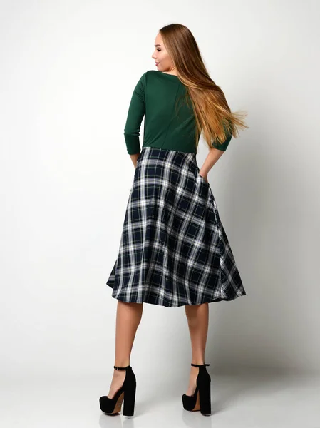 Jovem bela mulher posando em nova moda saia xadrez e blusa verde corpo inteiro — Fotografia de Stock