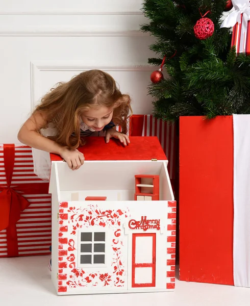 빨간 크리스마스 하우스 놀이 집에서 나 작은 유치원에서 노는 아기 여자 아이 인형 장난감 — 스톡 사진
