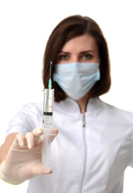 Doktor hemşire grip enjeksiyon aşılama kavramı için hazır şırınga iğne ile 