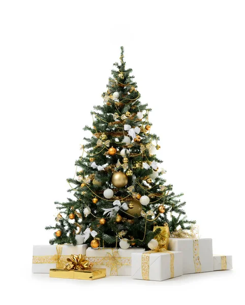 Dekorierter goldener Weihnachtsbaum mit goldenem Patchwork-Ornament, künstliche Kugeln und Geschenke für das neue Jahr — Stockfoto