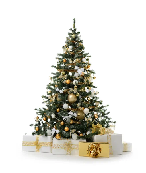 Geschmückter Weihnachtsbaum mit goldenem Patchwork-Ornament Kunstgoldkugeln und großen Geschenken für das neue Jahr — Stockfoto