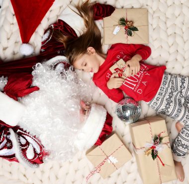 Noel Baba ve Noel battaniye var gülümseyen zanaat rustik mevcut hediyeler ile yalan bebek kız