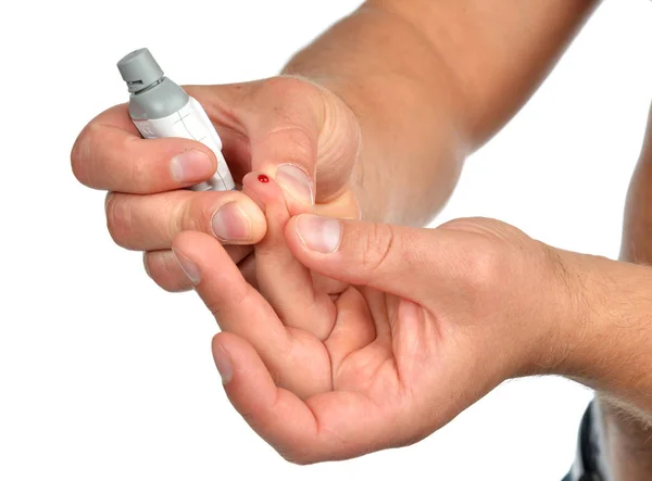 Диабет диабетическое понятие палец укол для измерения уровня сахара глюкозы крови — стоковое фото