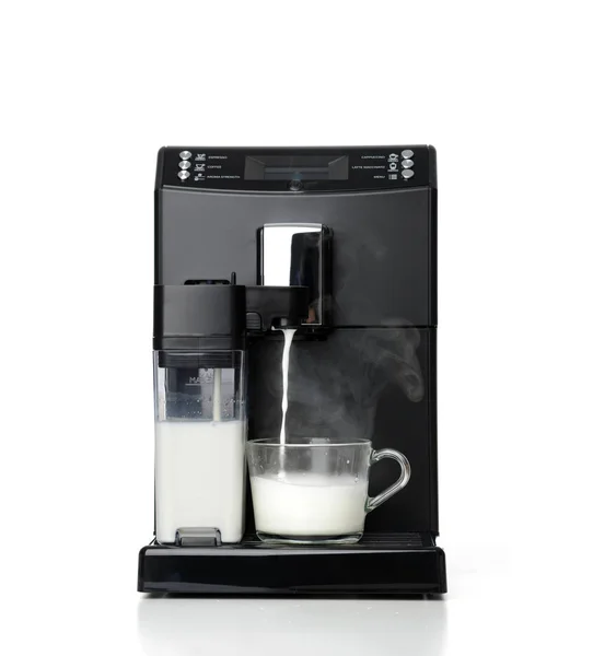 Máquina de café expresso e americano vapor de leite para um processo de preparação de latte ou cappuccino — Fotografia de Stock