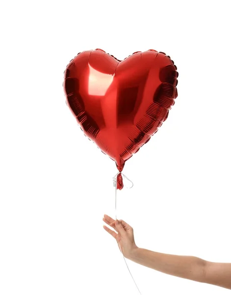 Nő kezében tartsa egyetlen nagy piros szív ballont objektum a születésnapi party, vagy a Valentin-nap — Stock Fotó