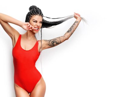 Genç güzel seksi kadın kırmızı vücut yelek ve dreadlocks ısırık parmak ve vasıl belgili tanımlık köşe arıyor