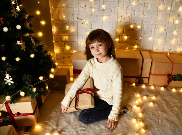 Asiatisches Kind Baby Mädchen Kind sitzt unter dekorierten goldenen Weihnachtsbaum mit Gold Patchwork-Geschenk Geschenke — Stockfoto