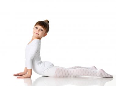 Genç germe egzersizleri bir beze beyaz atletik vücut esmer kız egzersiz spor