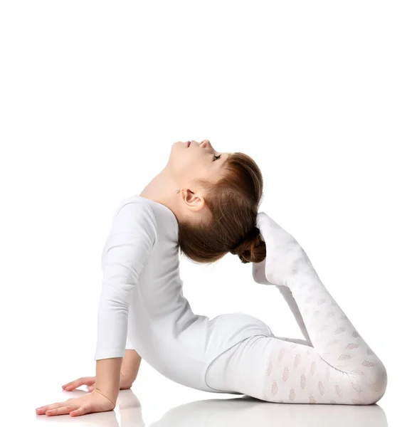Giovane sport bruna ragazza allenamento esercizi di stretching in bianco panno atletico corpo — Foto Stock
