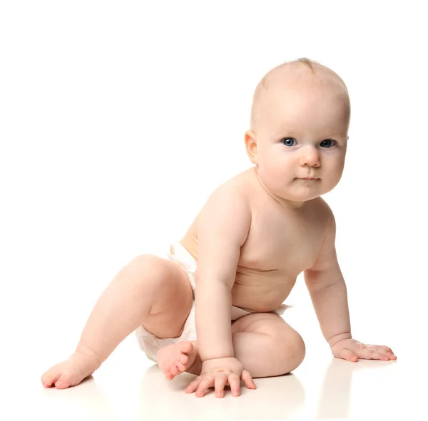 Младенец ребенок девочка малышка сидит — стоковое фото