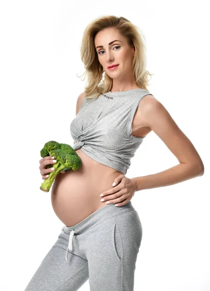 Schöne schwangere Frau großen Bauch hält Brokkoli Schwangerschaft Mutterschaft Erwartung gesunde Ernährung — Stockfoto