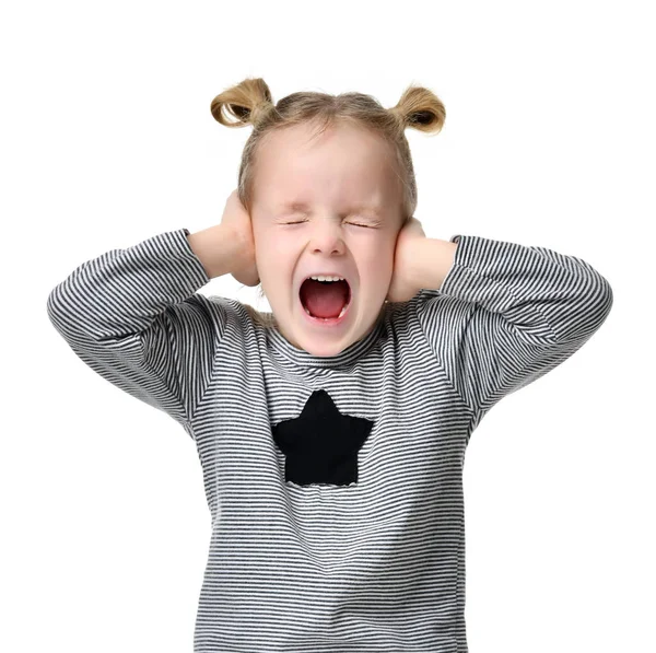 Kind babymeisje gelukkig schreeuwen schreeuwen met handen oren sluiten — Stockfoto