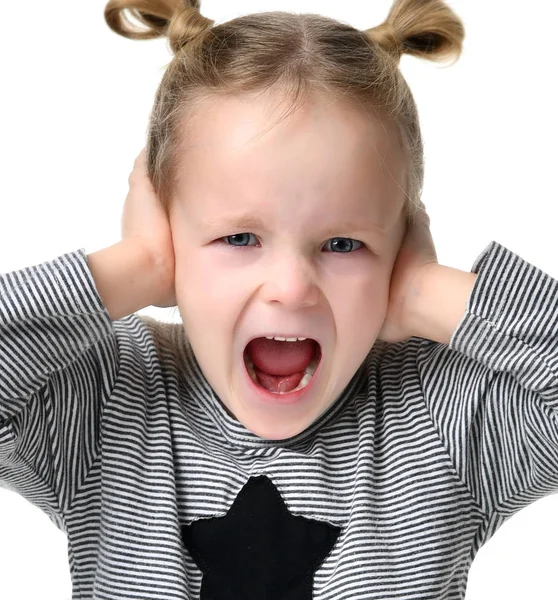 Enfant bébé fille heureux hurlant avec les mains fermant les oreilles — Photo