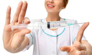 Doktor veya hemşire grip enjeksiyon aşılama kavramı için büyük şırınga iğne ile 