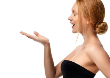 Genç kadın göstermek için metin kopya alanı elleriyle bir şey mutlu