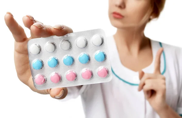 Női orvos kínál csomag tabletták kapszula kék a beteg a kezében — Stock Fotó