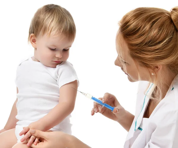 Artsen hand met spuit vaccinatie kind baby griep injectie shot — Stockfoto