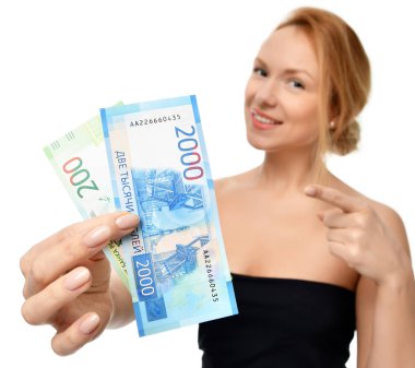Nakit para ve iki bin yüz Rus ruble notlar sürpriz kazanan elinde tutan genç kadın 