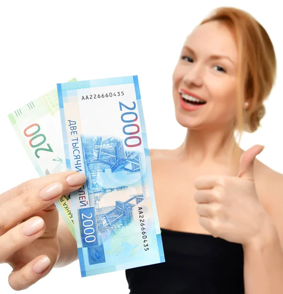 Junge Frau hält Bargeld zweitausendhundert russische Rubel-Scheine in der Hand Gewinner überrascht — Stockfoto