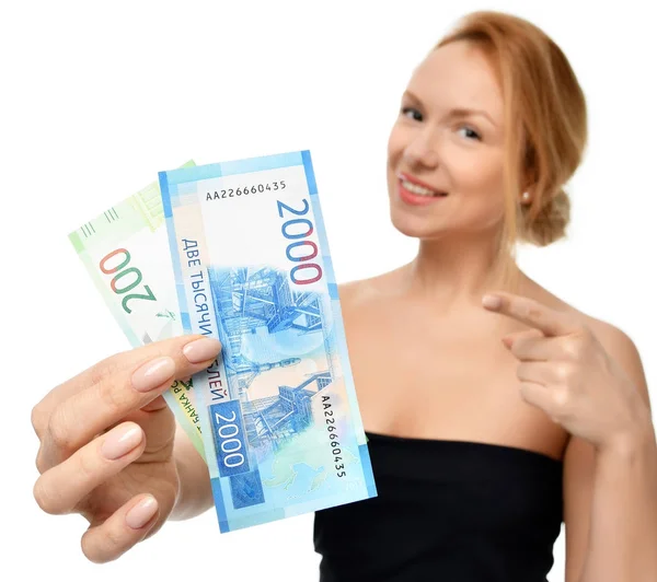 Jonge vrouw bedrijf in contant geld duizend en tweehonderd Russische roebels notities in de hand winnaar verrast — Stockfoto
