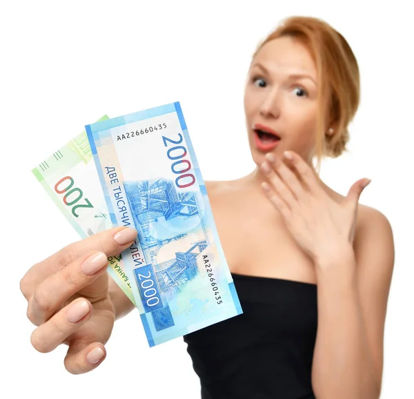Jovem mulher segurando dinheiro em dinheiro duas mil e cem rublos russos notas na mão vencedor surpreendido — Fotografia de Stock