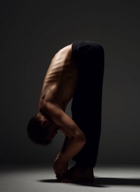 Yoga padahastasana asana poz pratik adam 