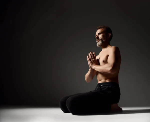 Yaşlı adam pratik yoga meditasyon mudra ve mantra uygulamaları asana poz — Stok fotoğraf