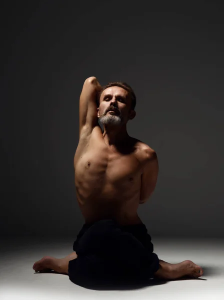 Mann praktiziert Yoga klassische Kuh Asana-Pose — Stockfoto
