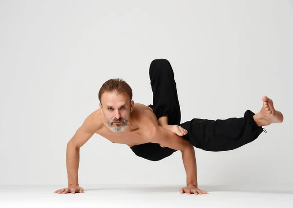 Homme pratiquant le yoga pose de danse asana classique debout sur la main — Photo