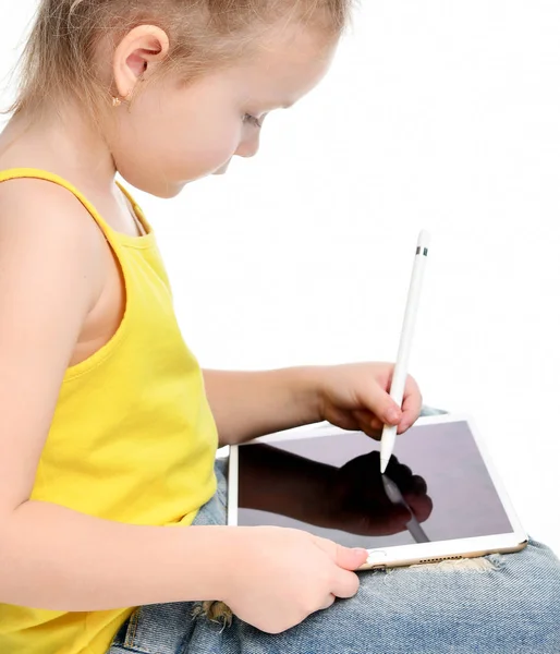 Genç kız çocuk oturma okuma dijital tablet dokunmatik ekran yüzeyi kalemle çizim öğrenme — Stok fotoğraf