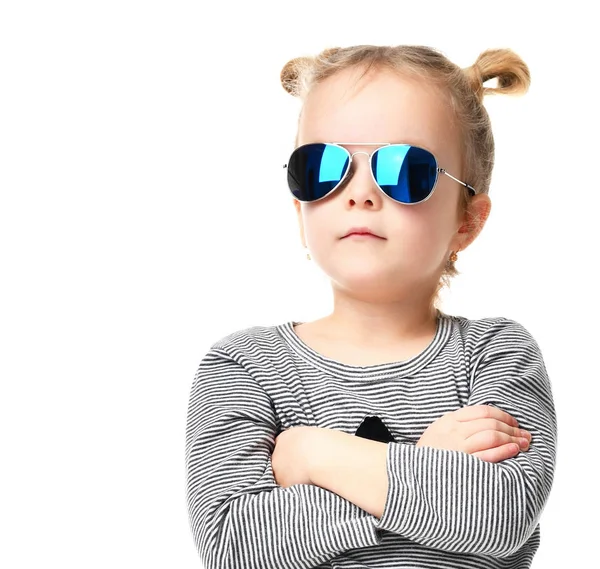 Joven niña de pie en gafas de sol aviador azul —  Fotos de Stock