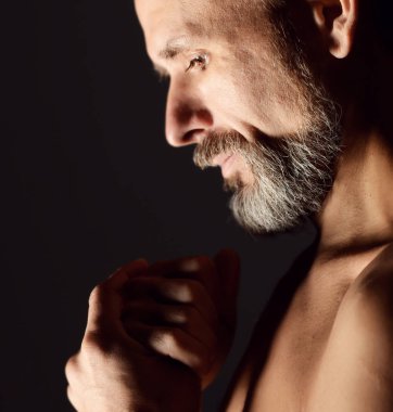 Yaşlı adam pratik yoga meditasyon mudra ve mantra uygulamaları asana poz 