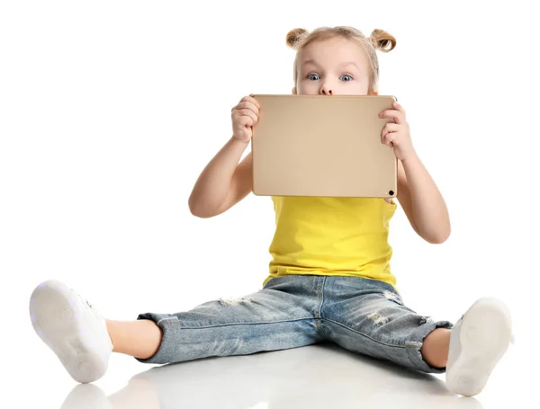 Bastante sonriente chica joven niño esconderse detrás de tableta almohadilla gadget —  Fotos de Stock