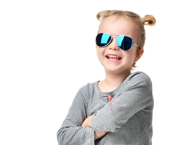 Joven niña de pie en gafas de sol aviador azul —  Fotos de Stock