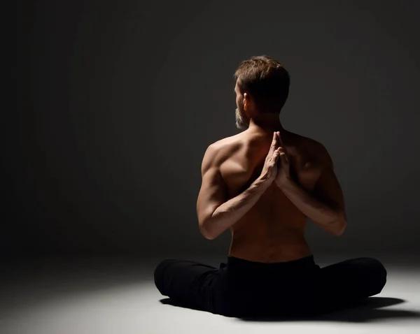 Yaşlı adam pratik yoga meditasyon mudra ve mantra uygulamaları asana poz — Stok fotoğraf