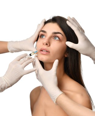 Plastik cerrahi güzellik kavramı genç esmer kadın yüz ve doktor şırınga ile el olarak eldiven