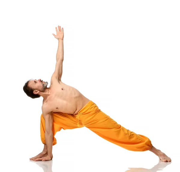 Gammal man öva yoga asana stretching övningar isolerade — Stockfoto