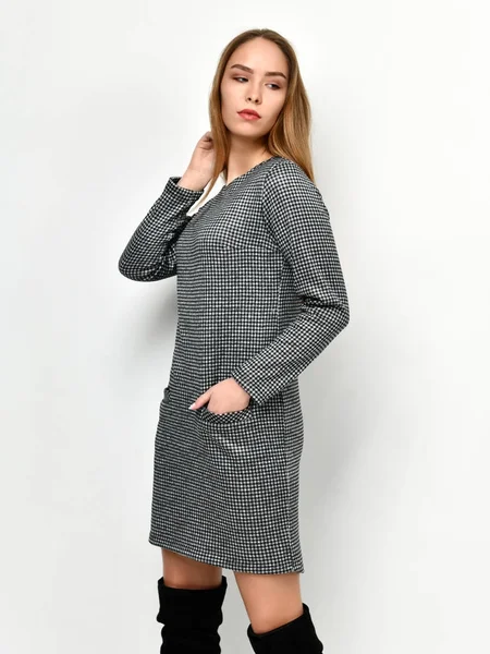 Genç güzel kadın bir kafes içinde yeni moda gri elbiseli poz — Stok fotoğraf