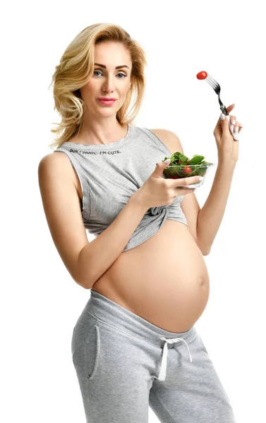 Vacker gravid kvinna håll ekologisk sallad och gaffel med tomat. Graviditet moderskap förväntan sunda matvanor — Stockfoto