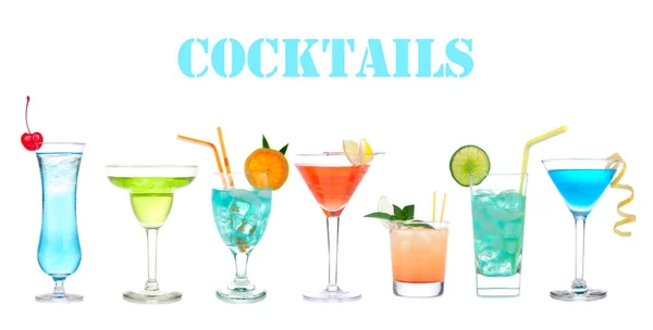 Uppsättning av många cocktailar blå Hawaiian, Martini, Cosmopolitan, Mojito tropiska cocktail drinkar med alkohol — Stockfoto