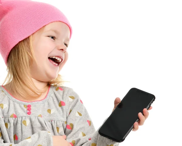 Девочка ребенок читает смс на мобильном телефоне с сенсорным экраном счастливый смех — стоковое фото