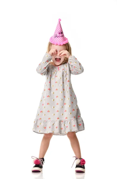 Genç kız çocuk doğum günü parti pembe şapkalı Not şaşırttı — Stok fotoğraf